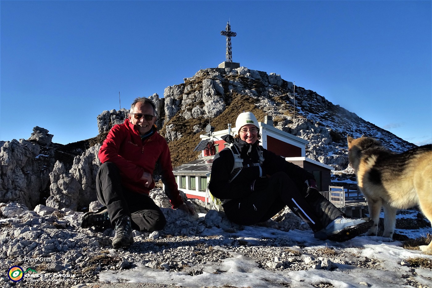 03 Rif. Azzoni (1860 m) e Punta Cermenati (1875 m) in Resegone.JPG -                                